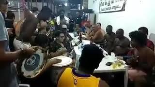 Nunca vi uma Roda de Samba Num Bar tão Boa Como essa