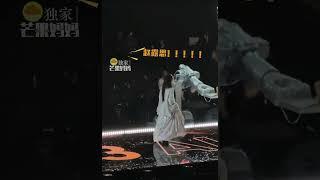 趙露思這個小迷糊穿著毛衣就上台領獎了！#趙露思這個小迷糊穿著毛衣就上台領獎了！在台上竟然自己還說出來了哈哈哈哈哈！芒媽在現場嗓子都要喊啞了~ #藝人