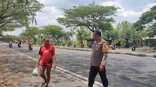 BINGUNG INI LAKI LAKI APA PEREMPUAN SIH..?? JALAN KAKI PAKAI CELANA DAL4M DICEGAT PAK PURNOMO