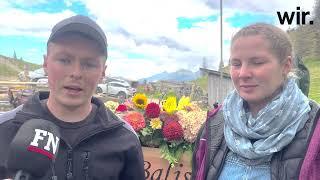 Vorbereitungen auf den Alpabzug: Blumenschmuck herstellen auf der Balisa Alp in Schwarzsee