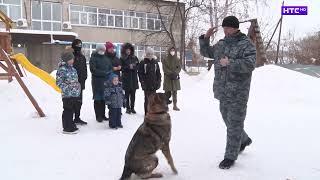 Полицейские и десантники пришли в гости к воспитанникам Центра помощи семье и детям