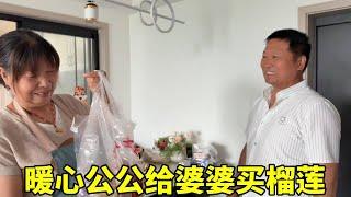 这样的婆婆真让人羡慕，婚后30多年公公还是一如既往的宠着，不经意间透露着满满的爱，真让人羡慕！#夫妻日常#vlog