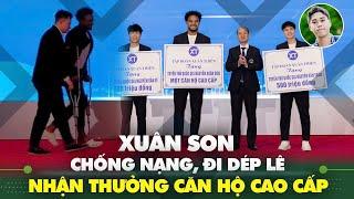 Xuân Son chống nạng, đi dép lê, tập tễnh lên nhận thưởng 1 căn nhà cao cấp