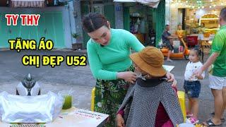 Ty Thy tặng áo cho chị đẹp Kim Liên LGBT U52 - Ty Thy Vlog Gỏi đu đủ