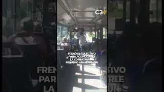 Paró el colectivo para acomodarle la corbata a un pequeño abanderado ️