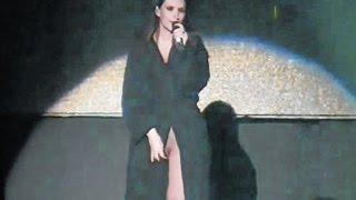 A Laura Pausini se le abrio la bata que traia y enseño todo