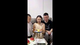女人爱自己，别人才会爱你。4岁的儿子，知道妈妈喜欢吃榴莲，最后一块都说给妈妈吃。#榴莲肉 #榴莲 #榴莲控