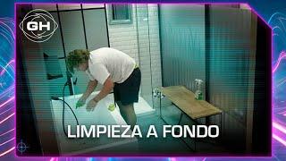 Emma hace una limpieza a fondo del baño - Gran Hermano