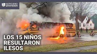 Autobús escolar se incendia con 15 niños a bordo: gracias al conductor ninguno murió