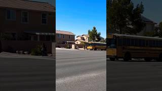 КАК АМЕРИКАНСКИЕ школьники ДОБИРАЮТСЯ до ШКОЛЫ? #shorts #america #school #youtube
