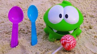 Ам Ням (Om Nom) в песочнице. Игрушки и игры. Развивающее видео