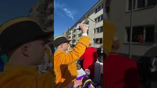 Anzeige Wie sieht ein Parade Wagen vom Köllner Karneval von drinnen aus? #karneval #köln