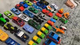 yusuf  thomasları, hot wheels arabalarını ve diğer oyuncaklarına neler yapıyooor.