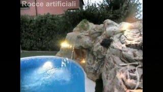 Rocce artificiali con cascata su piscina esterna