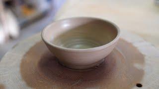 How to: Throwing a small bowl on the pottery wheel (with trimming bonus)