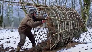 Survival-Experte Baut 4 Erstaunliche Unterstände Im Wald | Start to Finish by @osbushcraft