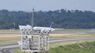 Boeing 777 in Manaus (tower view) - spotting the takeoff and landing of an airplane