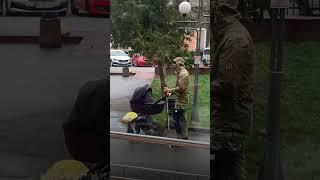 ЦІ КАДРИ розривають СЕРЦЕ! ПОДИВІТЬСЯ, як наш ВОЇН ніжно КОЛИХАЄ свою дитину