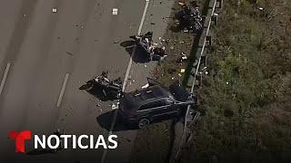 Tres oficiales que iban en motocicleta son arrollados por un vehículo | Noticias Telemundo