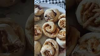 Пирожные из слоеного теста с яблоком и пирожные с творогом и смородиной
