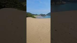 부드럽고 고운 모래로 형성된 국내 최대 모래언덕 풍성사구와 아름다운 돈목해변 전경.