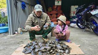 The girl and Uncle Thanh went to pick up pearls to sell, cutting grass to avoid snakes.