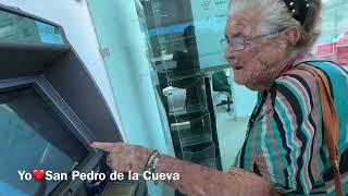 Los abuelitos doña Beba y don Pancho se sorprenden al cobrar su pension en un cajero