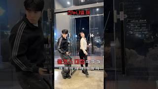 문 열어줄 때 여동생이랑 누나 역대급 차이ㅋㅋㅋㅋㅋㅋ