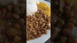 carne sudada lentejas, arroz, ensalada fría de papa y plátano