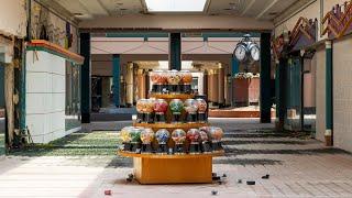 Exploring an Abandoned Mall Frozen in Time