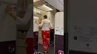 Pramugari Cantik Batik Air Duduk dan Memakai Sabuk Pengaman Dalam Pesawat 