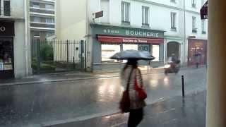 002 Llueve en París. Calle Charonne París Francia.