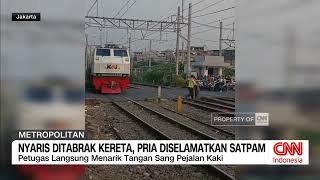 Nyaris Ditabrak Kereta, Pria Diselamatkan Satpam