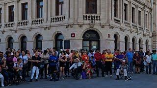 Que siga la alegria y el baile aqui en la plaza. Seguimos este festejo.