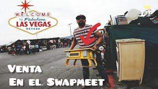 Vendiendo chacharas en el Swapmeet