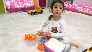 Eylül Abla Kum Havuzunda Pembe Kovaya Kum Doldurdu Kırmızı Kaydıraktan Kaydırdı | fun kids