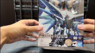 Unboxing Gundam Universe GU 17! FREEDOM GUNDAM! Look At Those Guns!