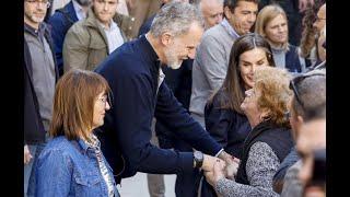 Felipe VI y la reina Letizia son recibidos con aplausos en Chiva