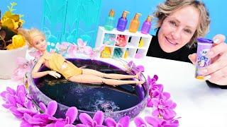 Nicoles SPA Salon. Ein spannendes Bad für Barbie. Puppen Video mit Barbie