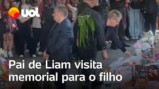 Pai de Liam Payne visita memorial feito por fãs em frente ao hotel onde o cantor morreu na Argentina