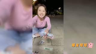 猝不及防的爆笑瞬间,健身房内女子衣着清凉甩脂,两男子眼都看直了