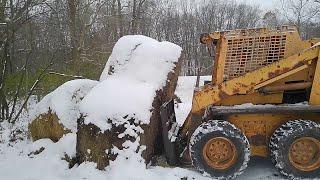 12-2-24 Feeding hay in the snow and ice!! #skidsteer