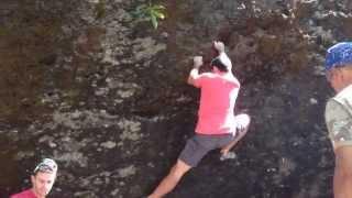 Nilo escalando Boulder "JOHNNIE E OS CALANGOS" V1