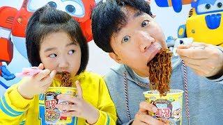 보람이랑 또치랑 뽀로로 짜장면 먹고 숨바꼭질 놀이도 해요 Boram and Ddochi Pororo Black Noodle