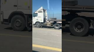 #White Long Trailer Track use the secondary lane#amazingdriver#drivesafely