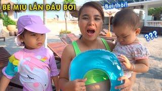 Gia Đình Linh Nhi Đi Du Lịch Biển - Lần Đầu Tiên Bé Miu Được Xuống Hồ Bơi (Swimming Pools)