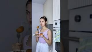 Полезный перекус, чтобы не тянуло на сладости: легкий ужин с авокадо, бобовыми и творожным соусом