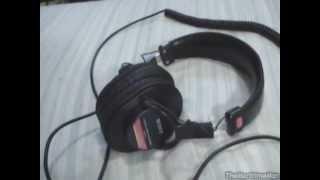 Sony MDR-V6 studio monitor headphones