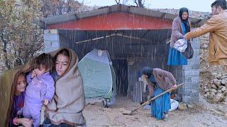 A winter day: the battle of a single mother and worker to deal with  the rain