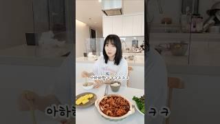 Ye-eun came to the table